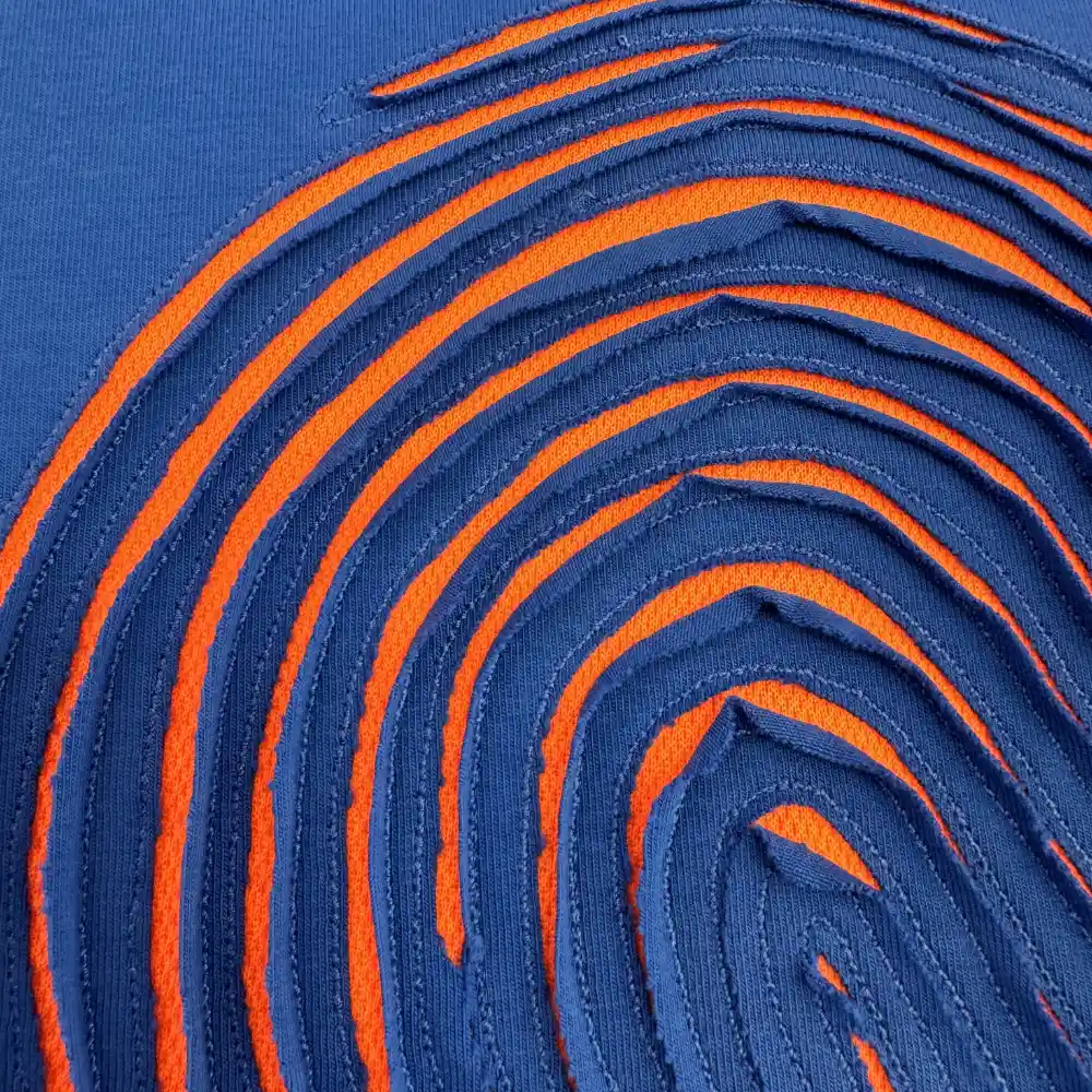 Motivo Fingerprint en azul con interior naranja, bordado cortado a mano — Migula Studio